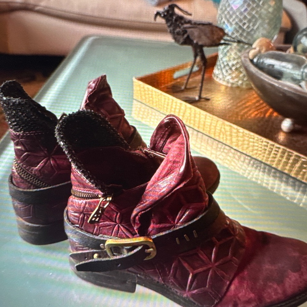 AS98 Stylish Burgundy Ankle Boots. Size 7.5